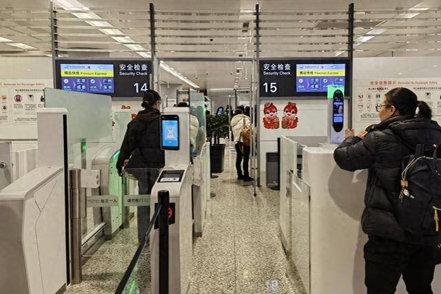 毛骨悚然<strong></p>
<p>虚拟币im</strong>,口袋内突然探出蛇头,杭州机场一女孩携带活蛇过安检