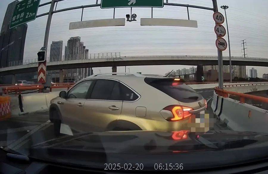 离谱!事发上海高架<strong></p>
<p>虚拟币昵称</strong>,一SUV开错路,竟原地掉头逆行