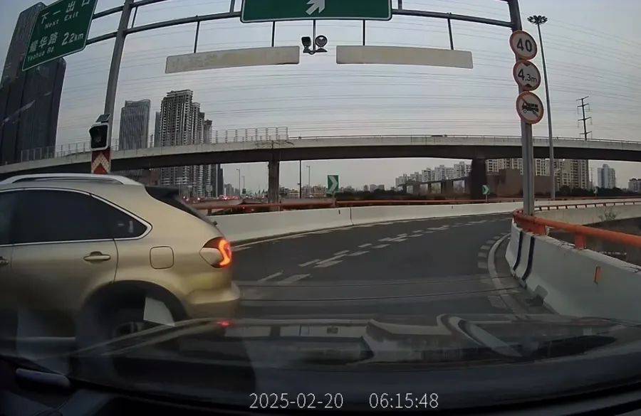 离谱!事发上海高架<strong></p>
<p>虚拟币昵称</strong>,一SUV开错路,竟原地掉头逆行