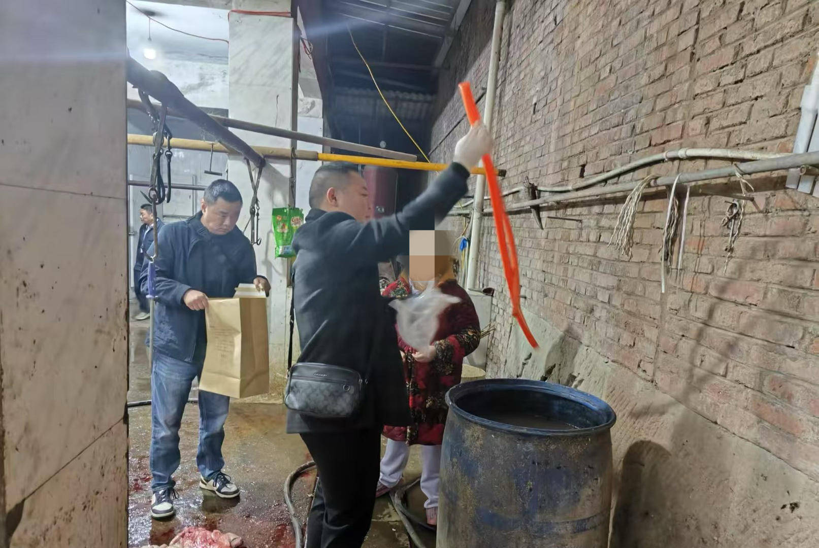 给活牛插管注水每头增重80斤！四川荣县警方破获一起售卖注水牛肉案<strong></p>
<p>虚拟币昵称</strong>，5人被抓