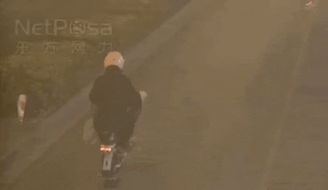 上海一女子边骑车边“洒钱”<strong></p>
<p>虚拟币昵称</strong>,刚发的7700元工资都没了!自己还没发现