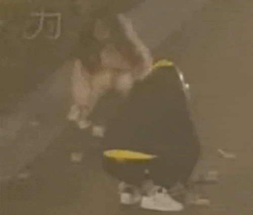 上海一女子边骑车边“洒钱”<strong></p>
<p>虚拟币昵称</strong>,刚发的7700元工资都没了!自己还没发现