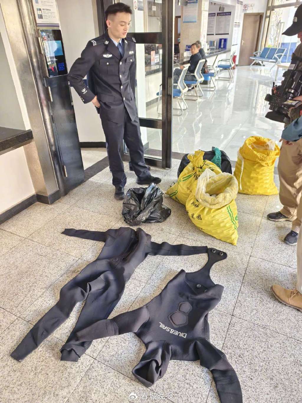 3人穿潜水服偷捞高尔夫球<strong></p>
<p>虚拟币昵称</strong>，警方用时4小时人赃并获