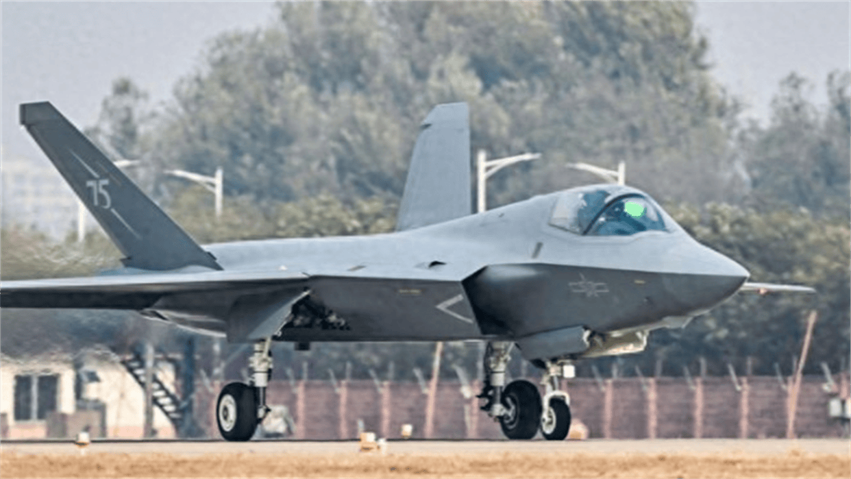 又一款第五代机亮相！机身上印着“75”<strong></p>
<p>爱米虚拟币</strong>，已明确卖给中东国家