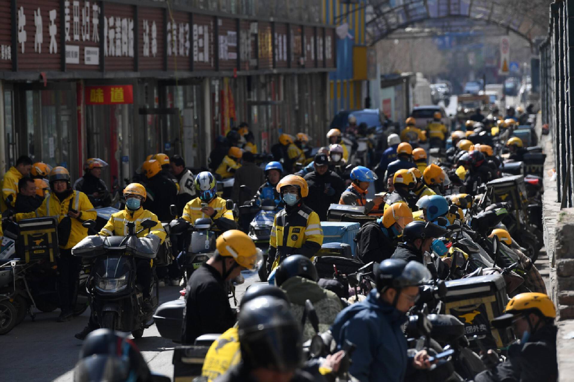 百万骑手上社保 挑战不止多花钱