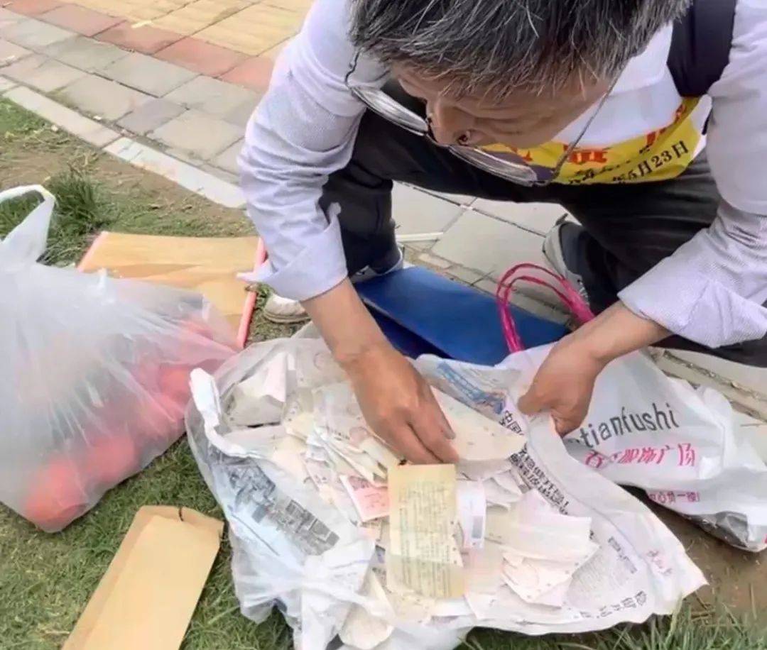 42岁男子被亲生父母找到!丢了37年<strong></p>
<p>爱米虚拟币</strong>,有房有车,女儿已14岁