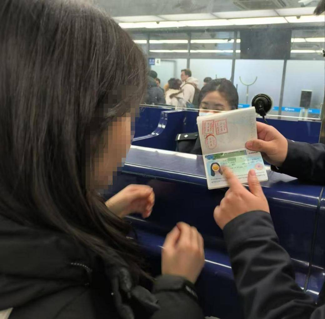 别因“颜值”误大事！用贴纸遮挡护照照片<strong></p>
<p>虚拟分币</strong>，或被拒绝入境