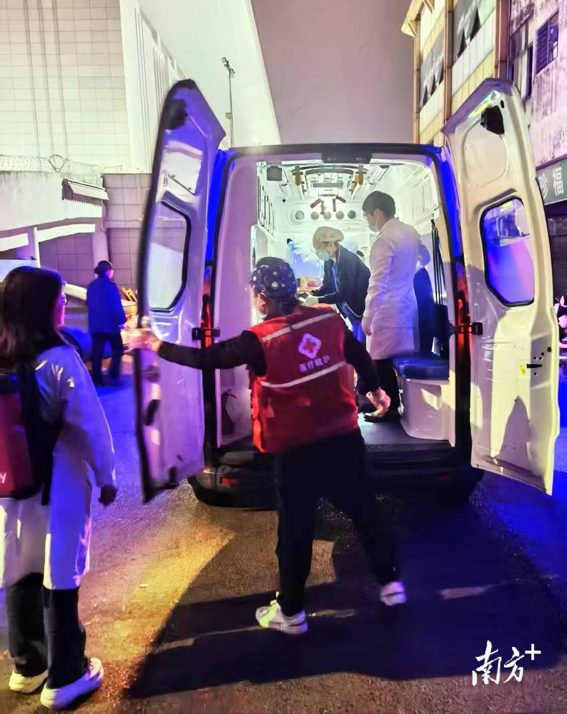 “先救命<strong></p>
<p>ps虚拟币</strong>，责任我们担！”东莞东站一旅客突发心脏骤停