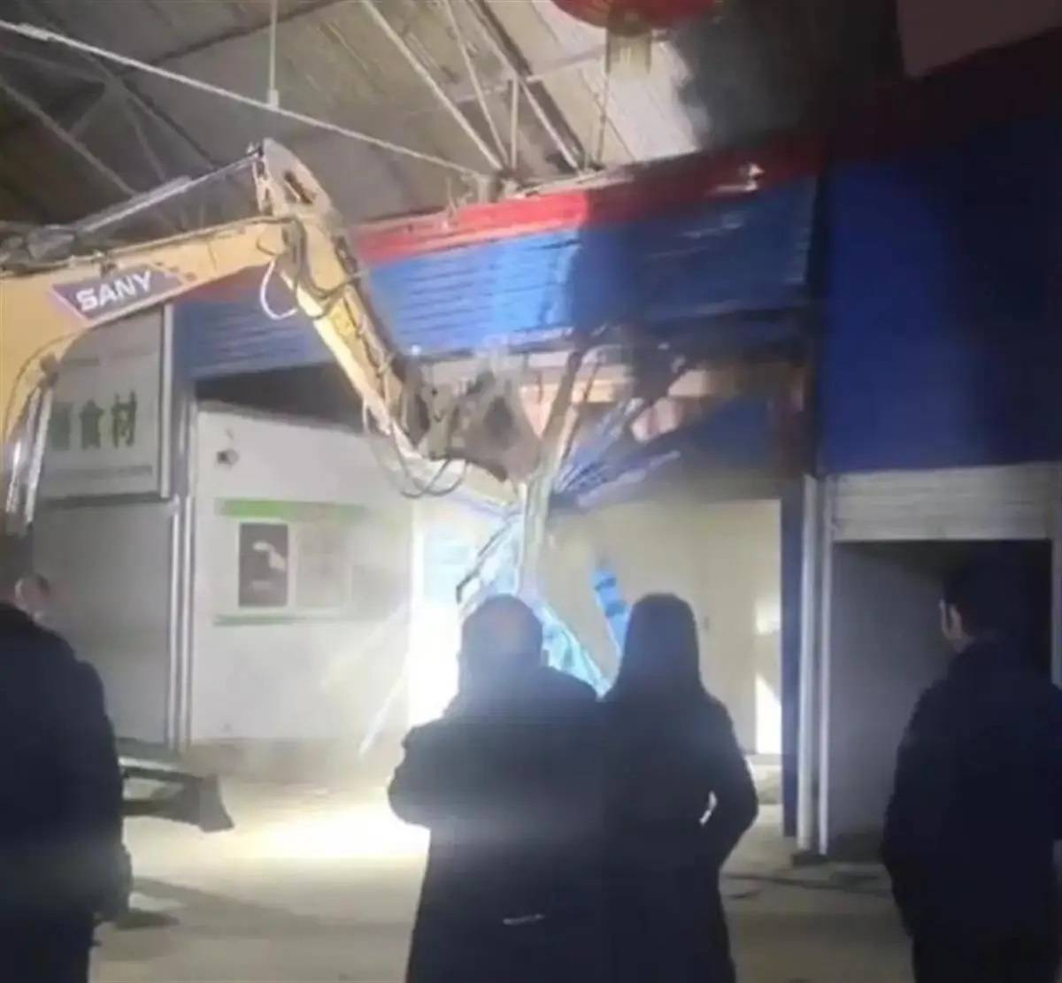 钩机夜拆未搬走商户招牌<strong></p>
<p>ps虚拟币</strong>，叫人如何相信“误拆”