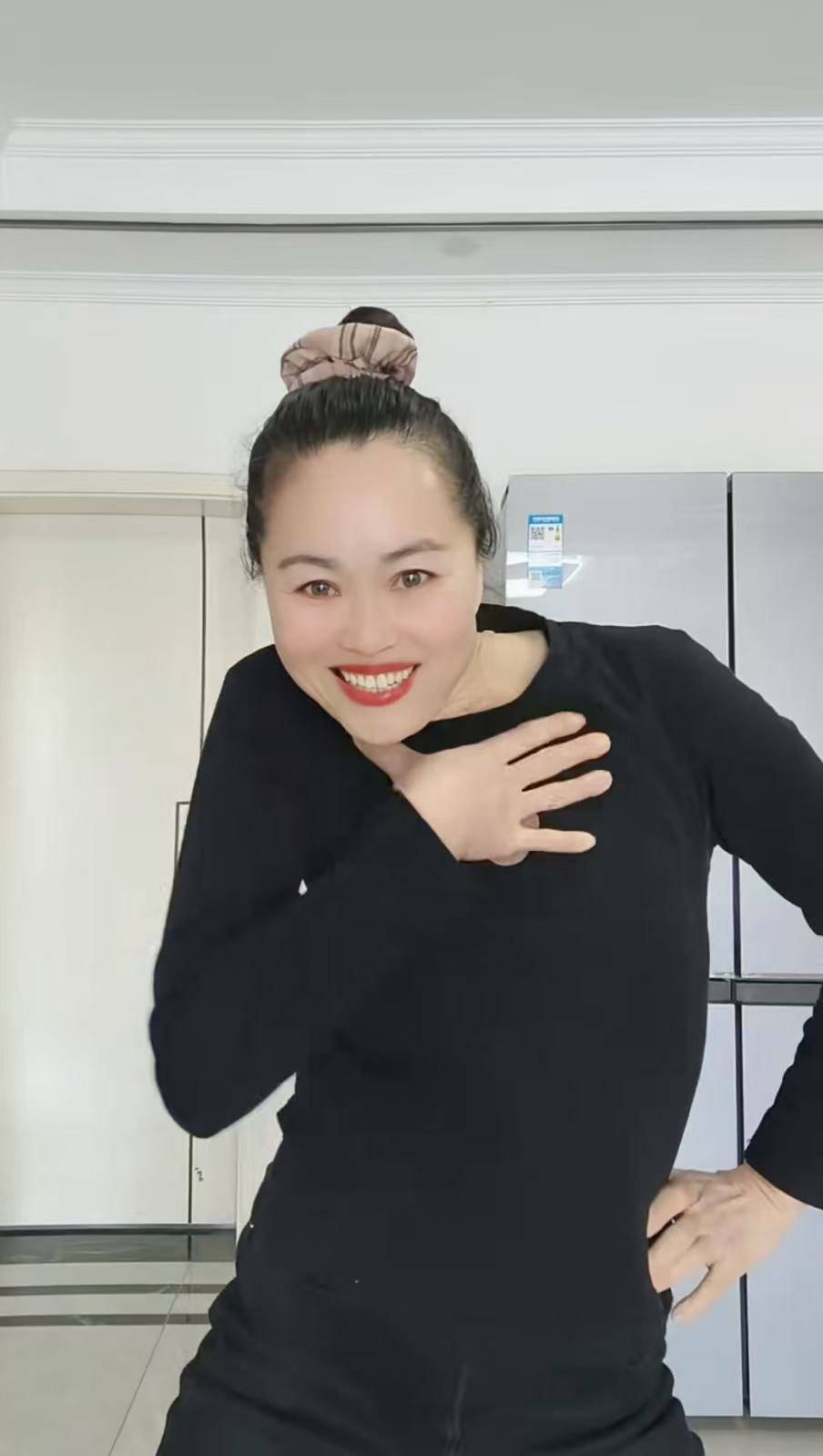 河南52岁阿姨跳“断头舞”走红：一开始是好奇<strong></p>
<p>人民虚拟币</strong>，要技巧才有感觉，真不是特效！