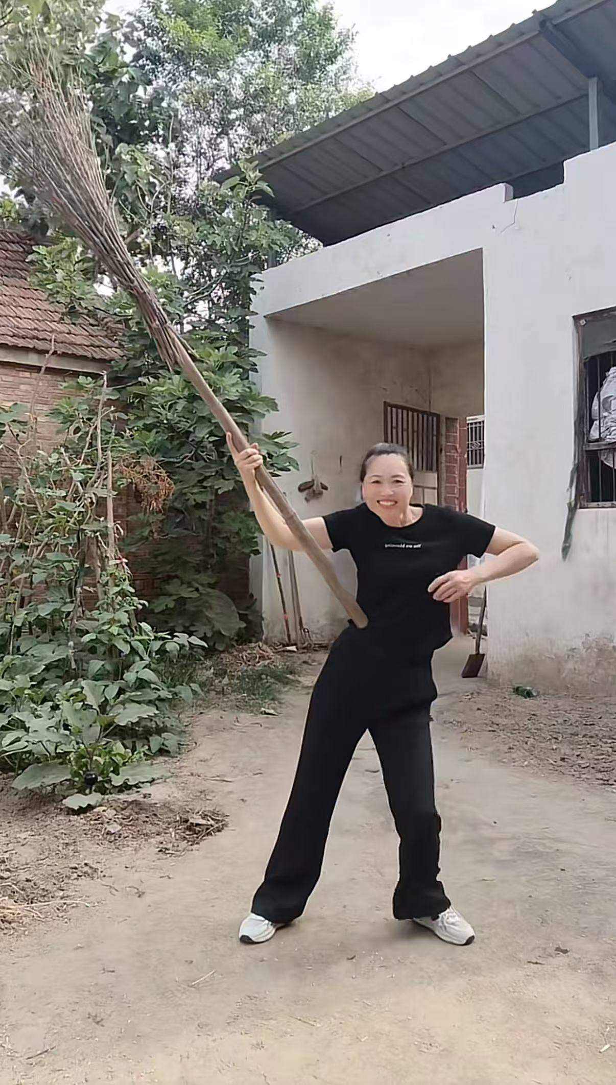 河南52岁阿姨跳“断头舞”走红：一开始是好奇<strong></p>
<p>人民虚拟币</strong>，要技巧才有感觉，真不是特效！