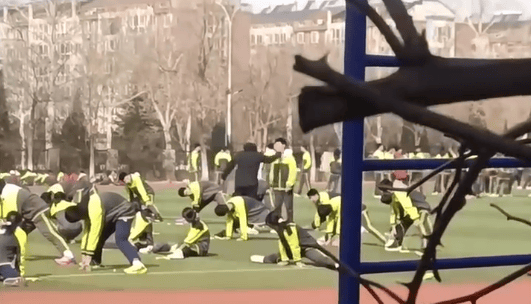 山东一中学老师抽学生耳光<strong></p>
<p>人民虚拟币</strong>，学生还手后双方扭打！教育局：涉事教师已停课