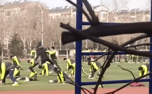 山东一中学老师抽学生耳光<strong></p>
<p>人民虚拟币</strong>，学生还手后双方扭打！教育局：涉事教师已停课