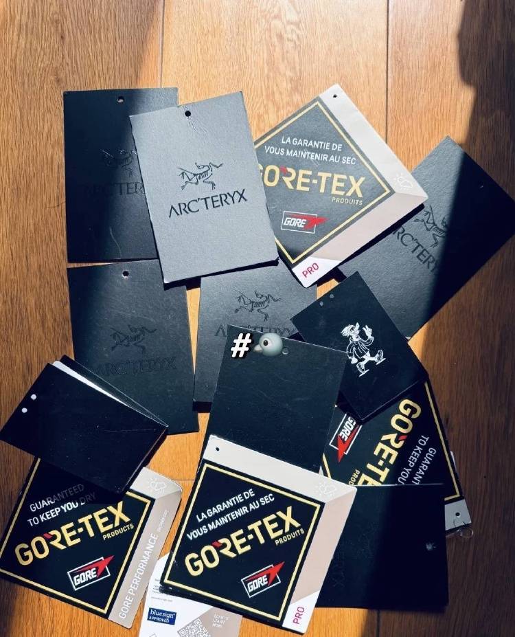 一张“鸟卡”被炒到300元<strong></p>
<p>交易虚拟币平台</strong>，始祖鸟吊牌倒卖背后的“生意经”