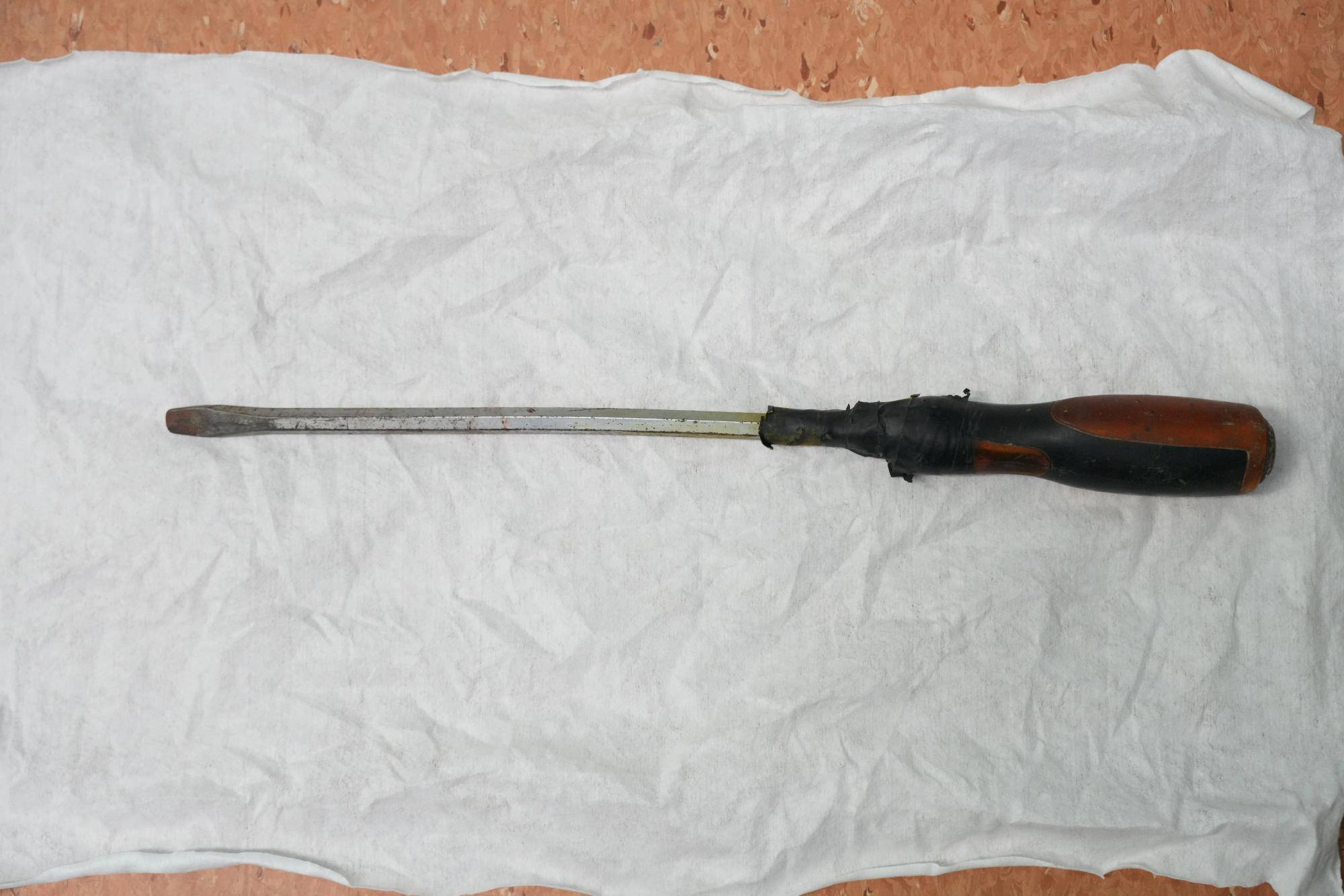 20米高空掉落螺丝刀直插男子胸腔<strong></p>
<p>区块链虚拟币</strong>！医生：不要自行拔除