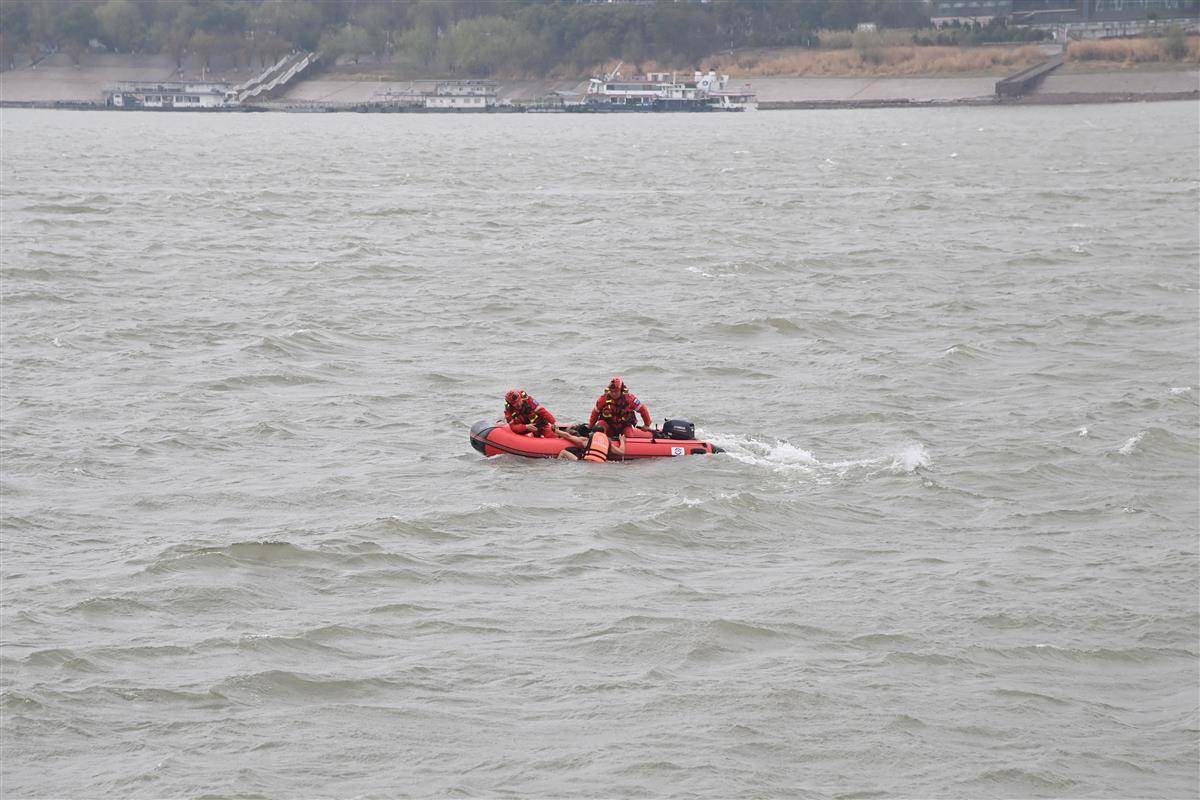 “江城平安号”船艇上<strong></p>
<p>虚拟网络币</strong>,吴天祥、刘威威等被聘为“长江义警”