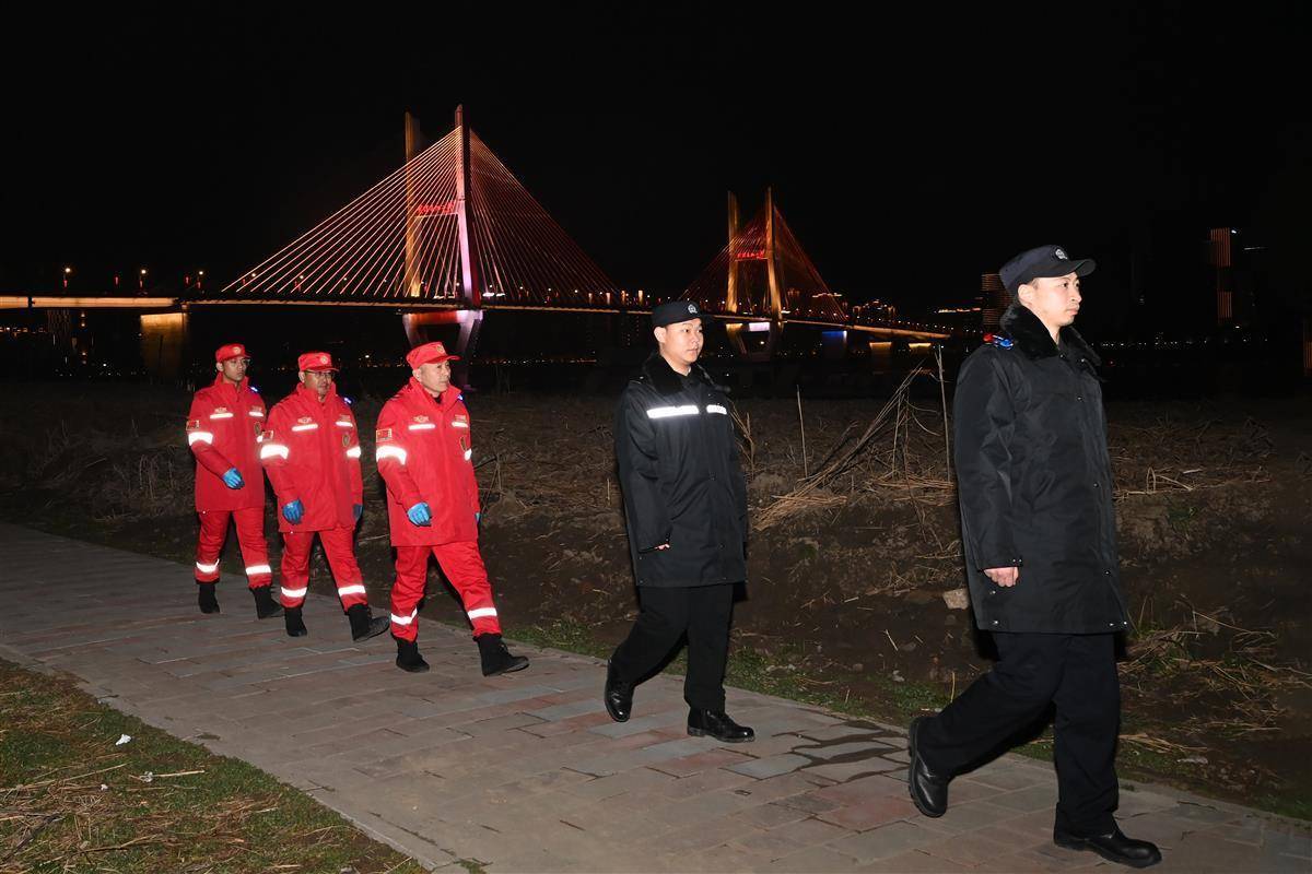 “江城平安号”船艇上<strong></p>
<p>虚拟网络币</strong>,吴天祥、刘威威等被聘为“长江义警”