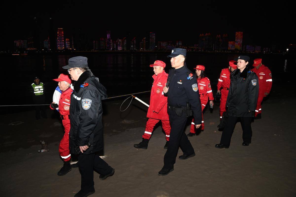 “江城平安号”船艇上<strong></p>
<p>虚拟网络币</strong>,吴天祥、刘威威等被聘为“长江义警”