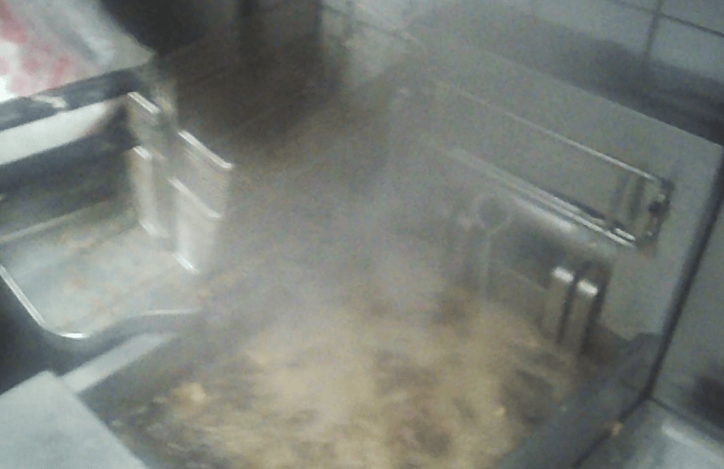 卧底华莱士两家门店:过期食材换签续命<strong></p>
<p>虚拟币平台交易平台</strong>,炸油酸价超标易引腹泻