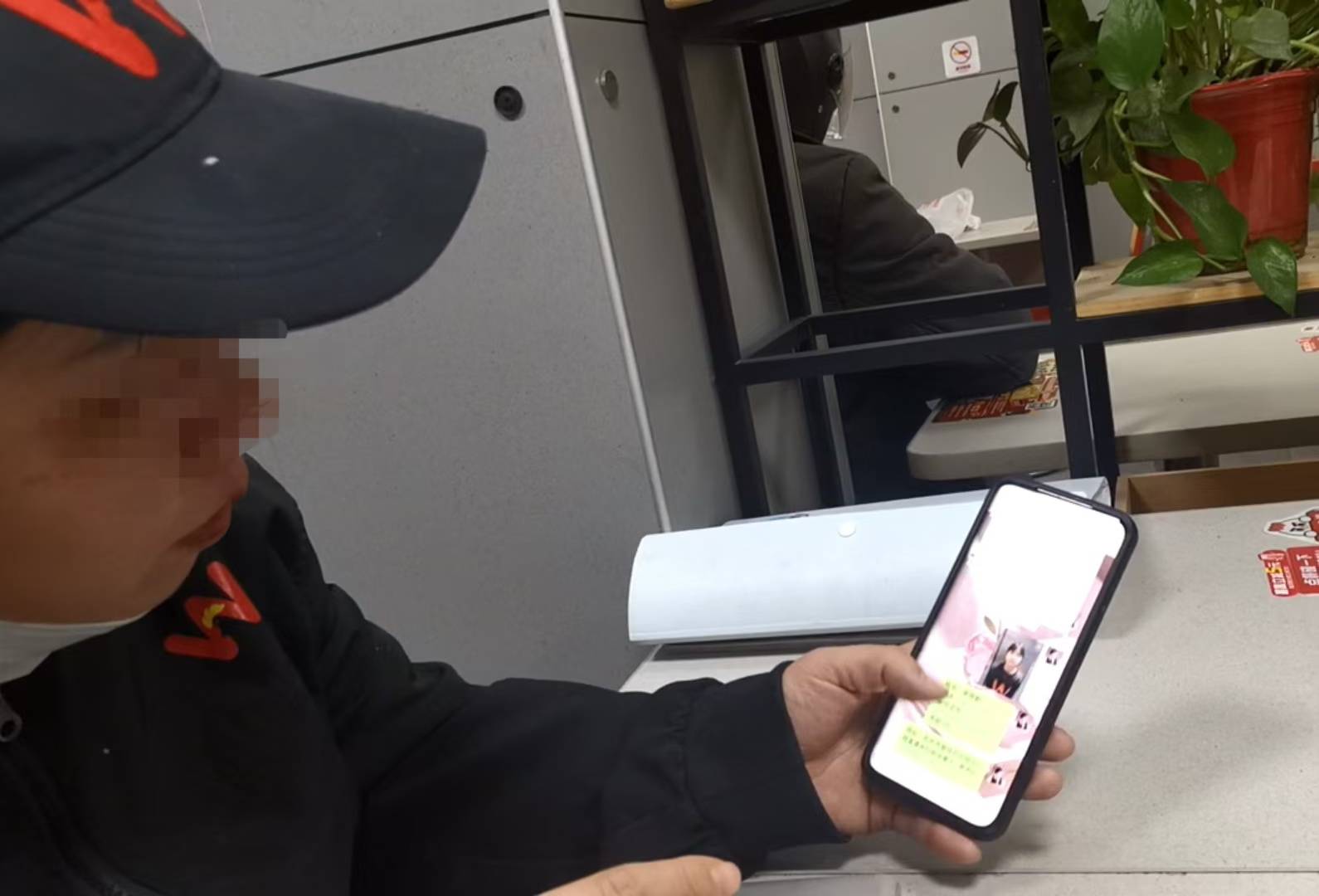 卧底华莱士两家门店:过期食材换签续命<strong></p>
<p>虚拟币平台交易平台</strong>,炸油酸价超标易引腹泻