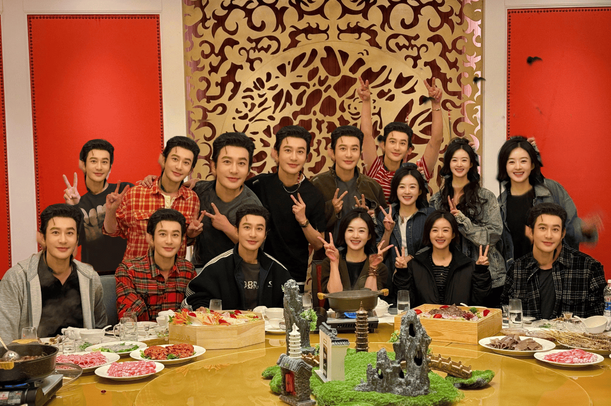 黄晓明晒15人聚餐照 竟然是十个黄晓明和五个赵丽颖吃饭