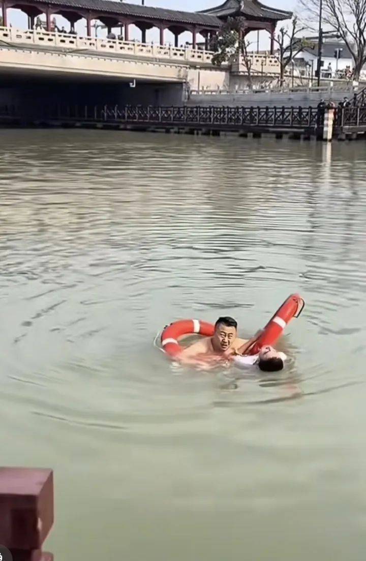 山东大哥到苏州出差<strong></p>
<p>虚拟币上交易所</strong>,刚下火车20分钟跳河救人