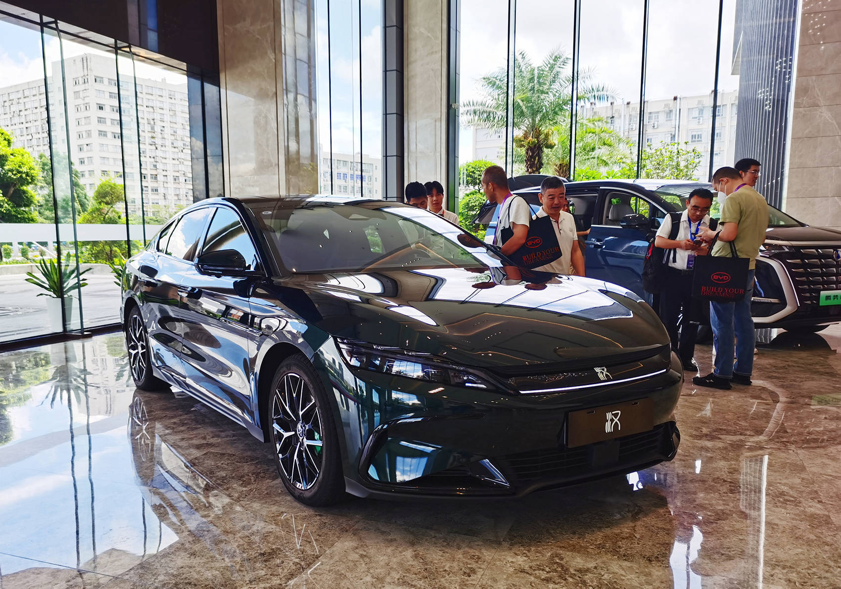 营收7771亿元<strong></p>
<p>虚拟币传销</strong>，超越特斯拉！刚刚，比亚迪炸裂发布：拟派现超120亿元