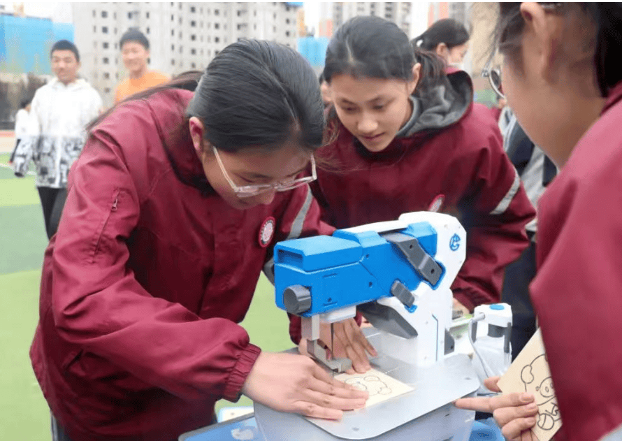 “超级工匠”走进经开区八一中学：探索新时代“劳动+科技”育人新模式