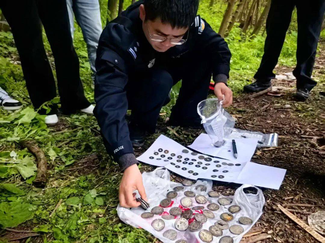 男子偷到假古币怒掷河中<strong></p>
<p>虚拟币币行情</strong>，到派出所 “打听风声”自投罗网