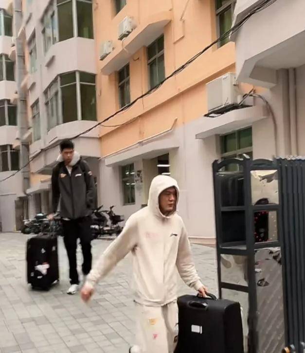 杜锋带13人出征上海!4外援+23兄弟<strong></p>
<p>虚拟拟币行情</strong>,贝贝获重用