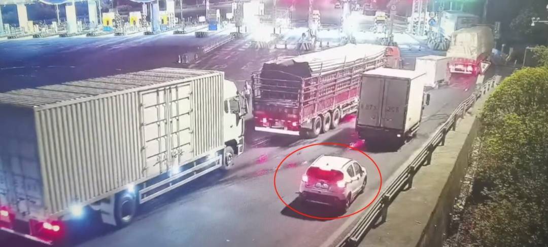 12岁男孩凌晨偷开父母车上高速<strong></p>
<p>虚拟币体育</strong>，因车技太差被发现了……