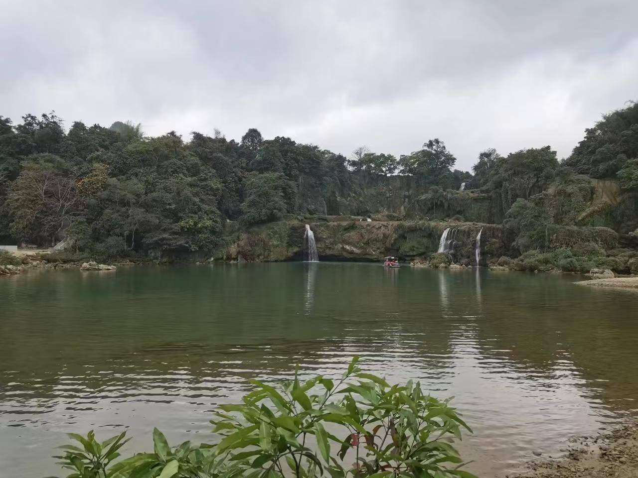 广西德天跨国瀑布变“小水滴”<strong></p>
<p>中国</strong>，景区：枯水期，水量要到6月以后恢复