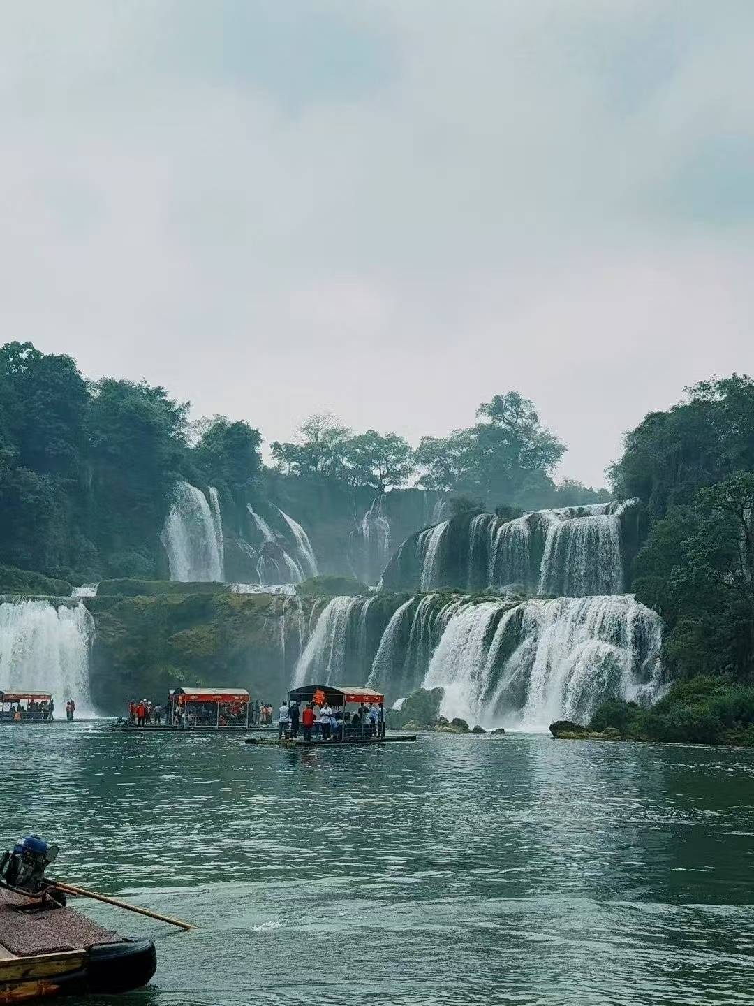 广西德天跨国瀑布变“小水滴”<strong></p>
<p>中国</strong>，景区：枯水期，水量要到6月以后恢复