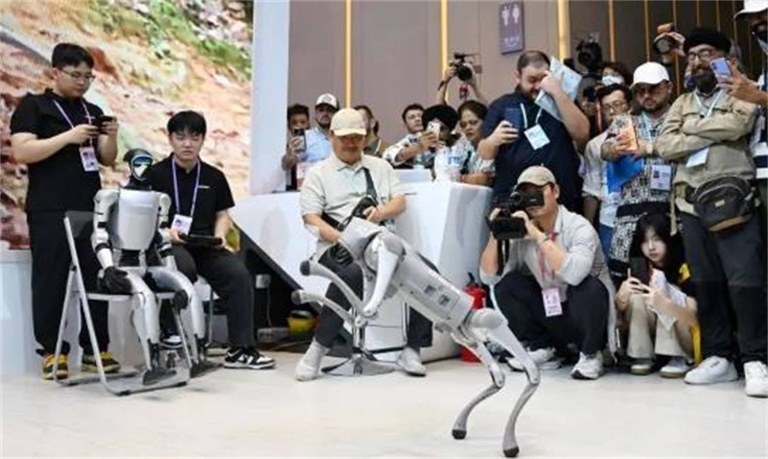 中美全面断供<strong></p>
<p>中国</strong>，200多国转身直飞中国广州，美国人担忧事还是发生