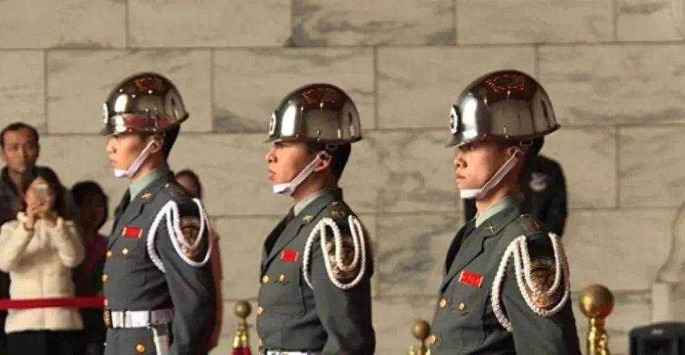 6名台军举五星红旗<strong></p>
<p>中国</strong>，拒为台独当炮灰，台媒：赖清德卫兵也要投诚