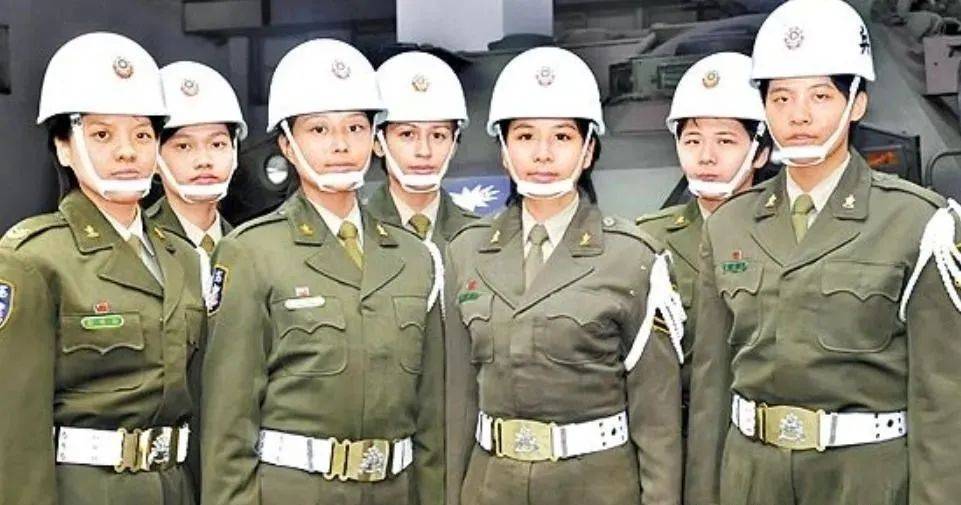 6名台军举五星红旗<strong></p>
<p>中国</strong>，拒为台独当炮灰，台媒：赖清德卫兵也要投诚