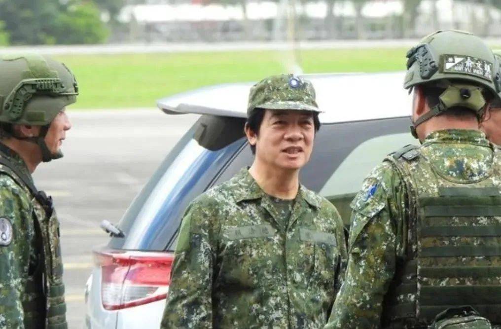 6名台军举五星红旗<strong></p>
<p>中国</strong>，拒为台独当炮灰，台媒：赖清德卫兵也要投诚