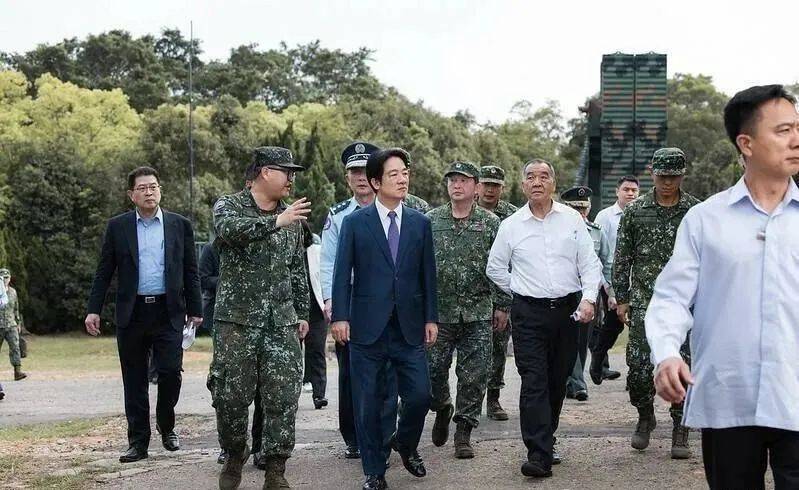 6名台军举五星红旗<strong></p>
<p>中国</strong>，拒为台独当炮灰，台媒：赖清德卫兵也要投诚