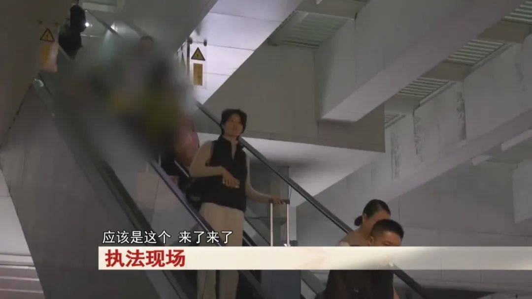 “老赖”车站被抓<strong></p>
<p>中国</strong>，竟质问法官：为何不抓我妈 ！