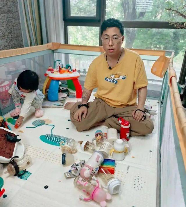 男子全职带娃患产后抑郁现已离婚,呼吁关注理解产后抑郁