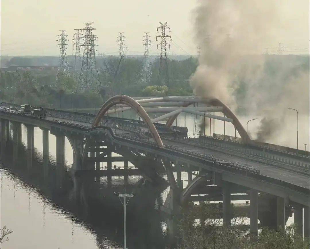 北京潮白河大桥部分路段起火坍塌<strong></p>
<p>比特币等虚拟货币</strong>，官方：原因正调查