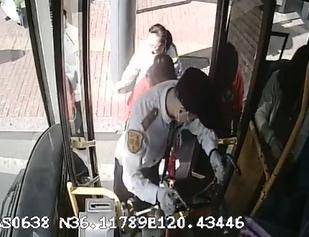 “您和孩子先上车<strong></p>
<p>虚拟币微币</strong>,车子我来搬! ” 青岛公交司机亲情化服务获点赞