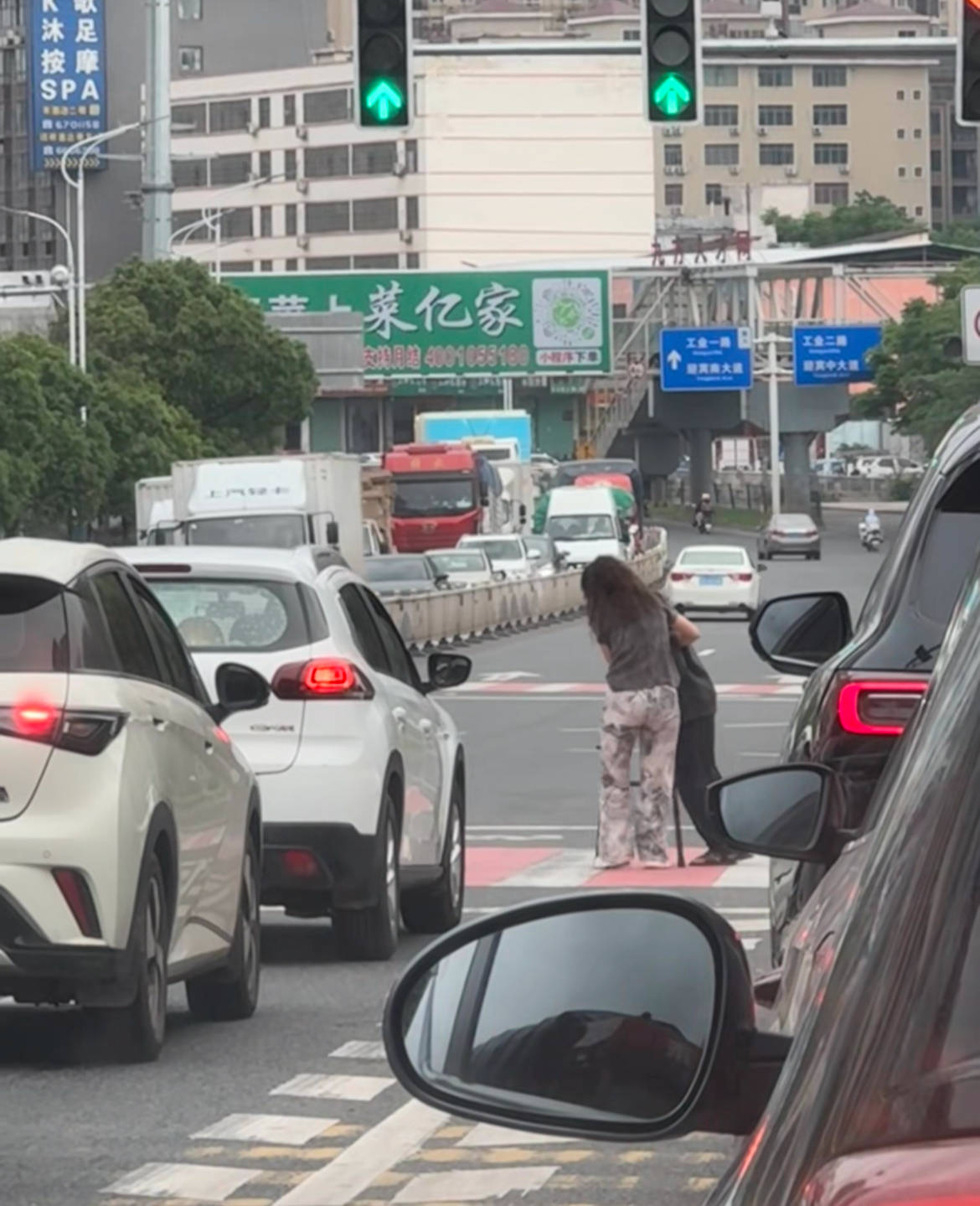 赣州女司机下车搀扶老人过马路<strong></p>
<p>虚拟币微币</strong>，所有车辆等候4分钟，目击者：静静等待，没人按喇叭