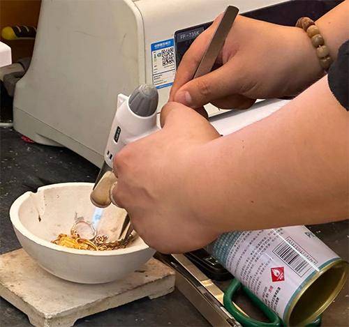 “先上车、被套住、再研究”<strong></p>
<p>虚拟币微币</strong>，年轻人喜欢加入各种买金群