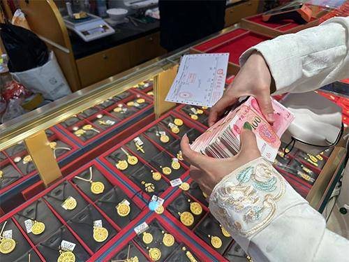 “先上车、被套住、再研究”<strong></p>
<p>虚拟币微币</strong>，年轻人喜欢加入各种买金群