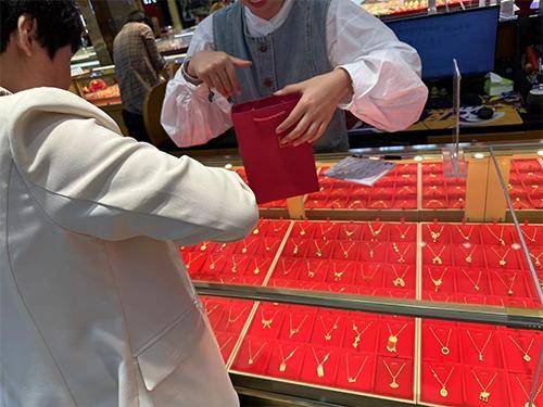 “先上车、被套住、再研究”<strong></p>
<p>虚拟币微币</strong>，年轻人喜欢加入各种买金群