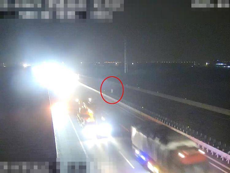 女子高速途中与丈夫争吵<strong></p>
<p>虚拟币微币</strong>,下车横穿高速“暴走”数公里