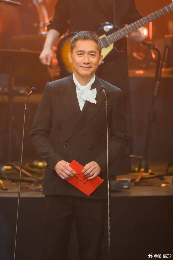 刘嘉玲连发10多张梁朝伟照片：他都不知道自己帅<strong></p>
<p>虚拟币赌币</strong>！头发白了也不肯染