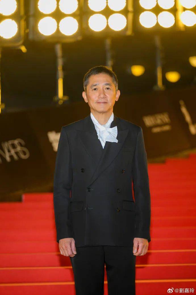 刘嘉玲连发10多张梁朝伟照片：他都不知道自己帅<strong></p>
<p>虚拟币赌币</strong>！头发白了也不肯染