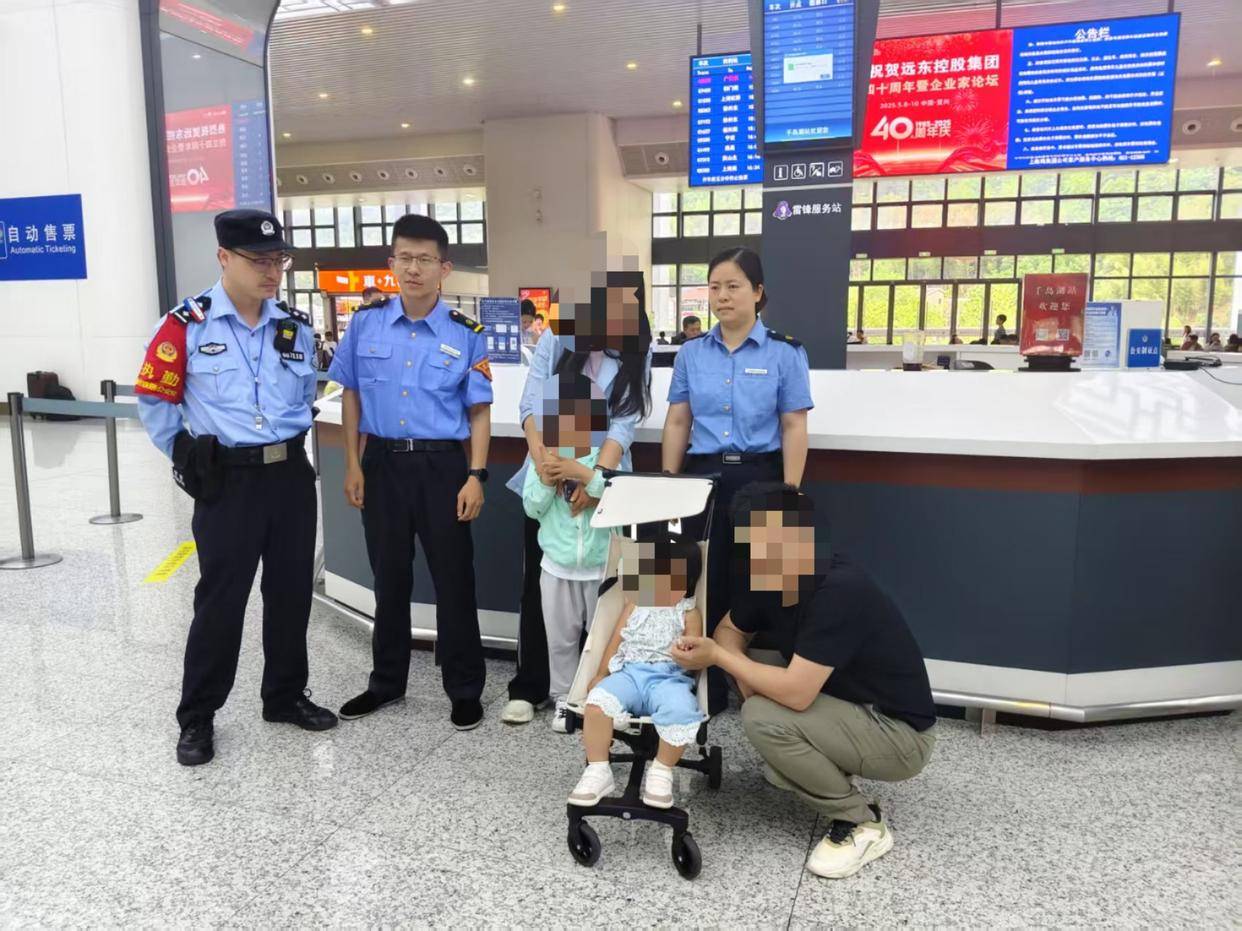 爸妈打瞌睡<strong></p>
<p>虚拟币app</strong>,5岁哥哥带2岁妹妹独自下高铁:想叫他们的,但是觉得保护妹妹比较重要